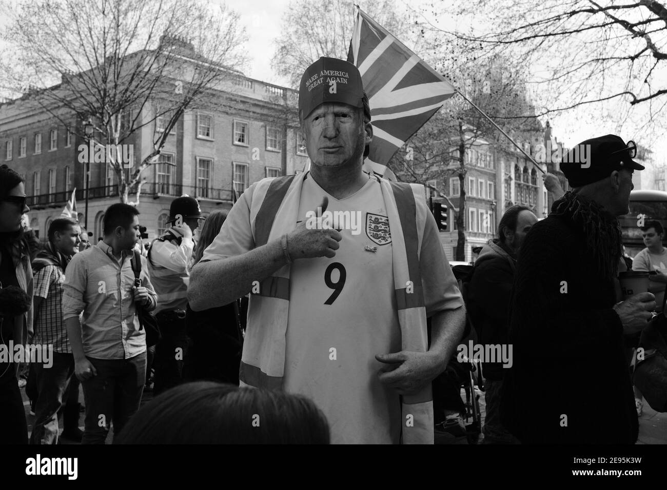 LONDRA - MARZO 2019: Un sostenitore della brexit fuori Downing Street con una maschera di cartone Donald Trump. Foto Stock
