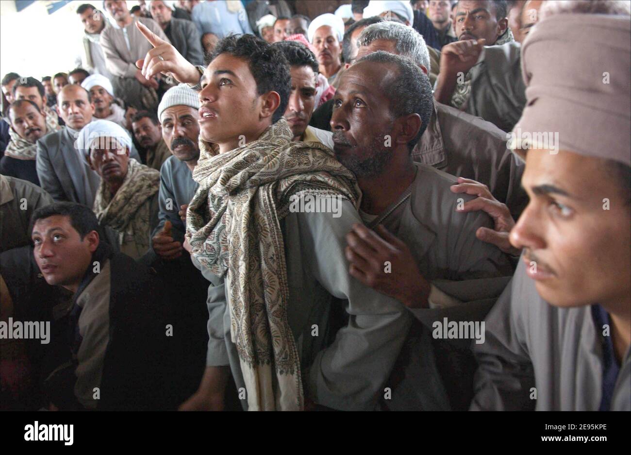 Un traghetto egiziano ' il al-Salam Boccaccio '98 ' che trasporta circa 1,400 persone è affondato nel Mar Rosso. I sopravvissuti del traghetto egiziano hanno descritto il loro Calvario quando arrivano a Safaga, Egitto, il 4 febbraio 2006. Alcune delle 300 persone salvate hanno detto di aver trascorso più di 20 ore galleggiando in gommoni o aggrappandosi agli anelli di vita prima di essere tirate fuori. Più di 900 persone sono ancora disperse dopo la discesa di al-Salam Boccaccio '98. Foto di Axelle de russe/ABACAPRESS.COM. Foto Stock