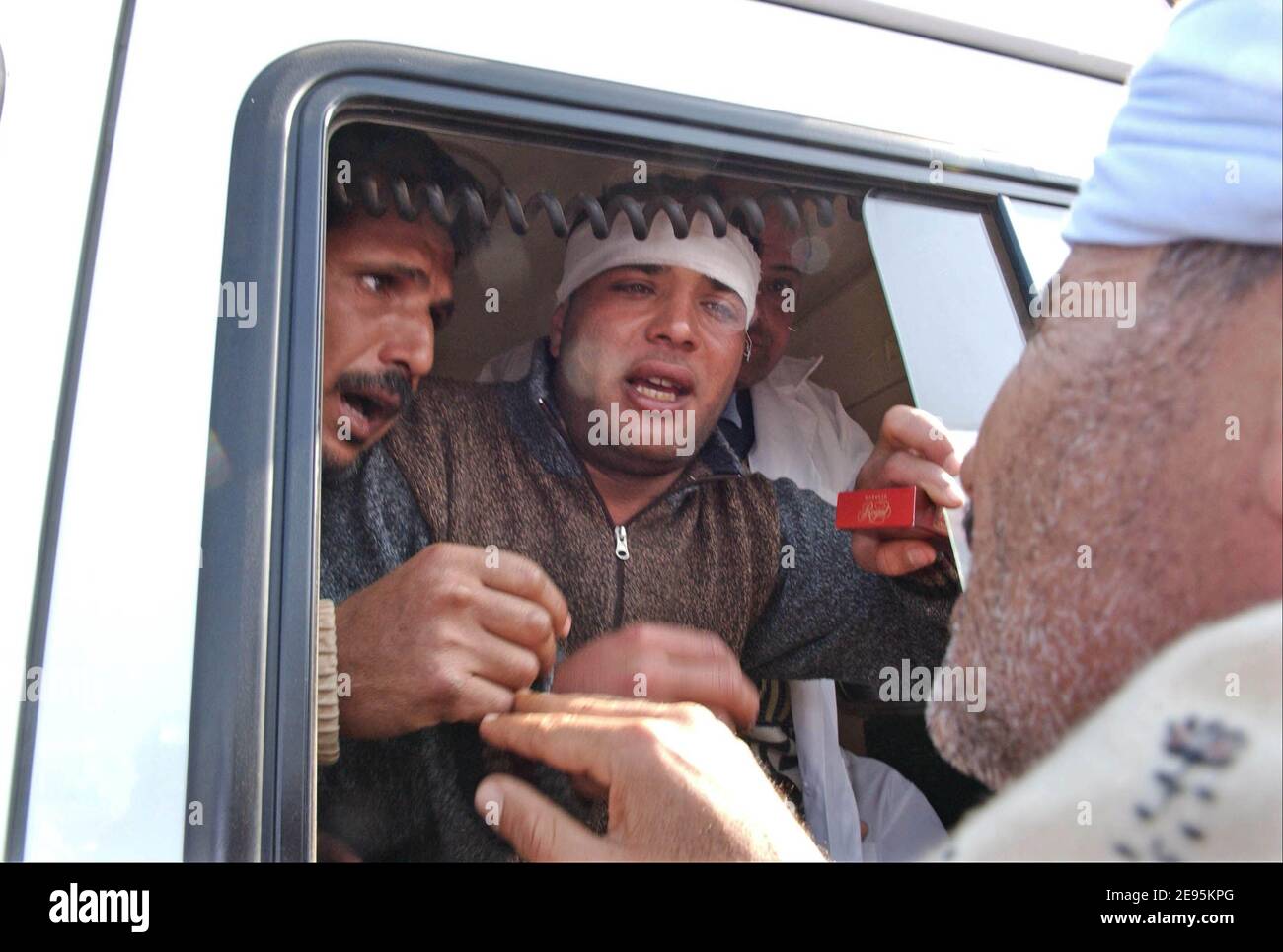 Un traghetto egiziano ' il al-Salam Boccaccio '98 ' che trasporta circa 1,400 persone è affondato nel Mar Rosso. I sopravvissuti del traghetto egiziano hanno descritto il loro Calvario quando arrivano a Safaga, Egitto, il 4 febbraio 2006. Alcune delle 300 persone salvate hanno detto di aver trascorso più di 20 ore galleggiando in gommoni o aggrappandosi agli anelli di vita prima di essere tirate fuori. Più di 900 persone sono ancora disperse dopo la discesa di al-Salam Boccaccio '98. Foto di Axelle de russe/ABACAPRESS.COM. Foto Stock