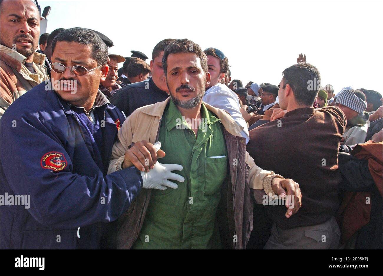 Un traghetto egiziano ' il al-Salam Boccaccio '98 ' che trasporta circa 1,400 persone è affondato nel Mar Rosso. I sopravvissuti del traghetto egiziano hanno descritto il loro Calvario quando arrivano a Safaga, Egitto, il 4 febbraio 2006. Alcune delle 300 persone salvate hanno detto di aver trascorso più di 20 ore galleggiando in gommoni o aggrappandosi agli anelli di vita prima di essere tirate fuori. Più di 900 persone sono ancora disperse dopo la discesa di al-Salam Boccaccio '98. Foto di Axelle de russe/ABACAPRESS.COM. Foto Stock