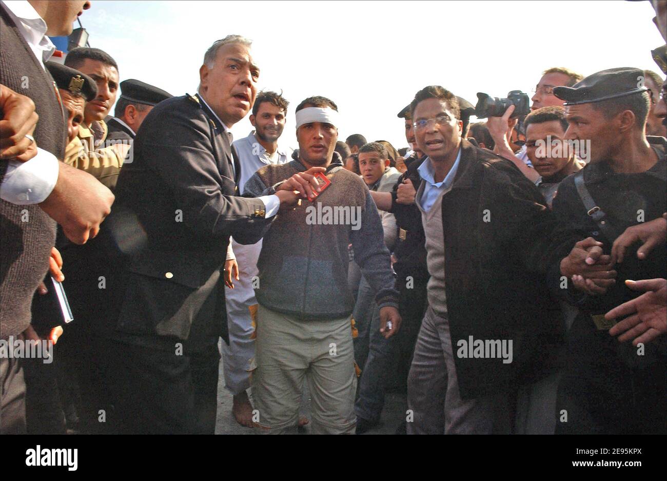 Un traghetto egiziano ' il al-Salam Boccaccio '98 ' che trasporta circa 1,400 persone è affondato nel Mar Rosso. I sopravvissuti del traghetto egiziano hanno descritto il loro Calvario quando arrivano a Safaga, Egitto, il 4 febbraio 2006. Alcune delle 300 persone salvate hanno detto di aver trascorso più di 20 ore galleggiando in gommoni o aggrappandosi agli anelli di vita prima di essere tirate fuori. Più di 900 persone sono ancora disperse dopo la discesa di al-Salam Boccaccio '98. Foto di Axelle de russe/ABACAPRESS.COM. Foto Stock