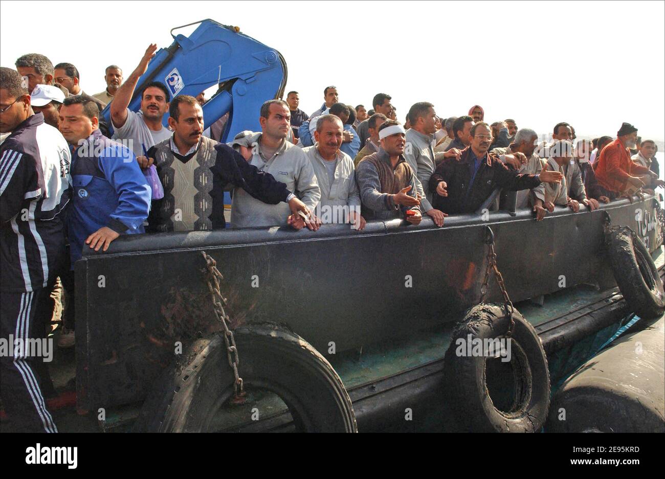 Un traghetto egiziano ' il al-Salam Boccaccio '98 ' che trasporta circa 1,400 persone è affondato nel Mar Rosso. I sopravvissuti del traghetto egiziano hanno descritto il loro Calvario quando arrivano a Safaga, Egitto, il 4 febbraio 2006. Alcune delle 300 persone salvate hanno detto di aver trascorso più di 20 ore galleggiando in gommoni o aggrappandosi agli anelli di vita prima di essere tirate fuori. Più di 900 persone sono ancora disperse dopo la discesa di al-Salam Boccaccio '98. Foto di Axelle de russe/ABACAPRESS.COM. Foto Stock