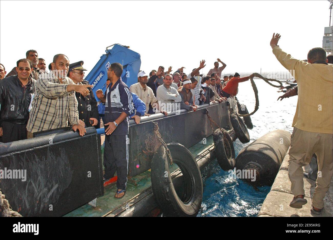 Un traghetto egiziano ' il al-Salam Boccaccio '98 ' che trasporta circa 1,400 persone è affondato nel Mar Rosso. I sopravvissuti del traghetto egiziano hanno descritto il loro Calvario quando arrivano a Safaga, Egitto, il 4 febbraio 2006. Alcune delle 300 persone salvate hanno detto di aver trascorso più di 20 ore galleggiando in gommoni o aggrappandosi agli anelli di vita prima di essere tirate fuori. Più di 900 persone sono ancora disperse dopo la discesa di al-Salam Boccaccio '98. Foto di Axelle de russe/ABACAPRESS.COM. Foto Stock
