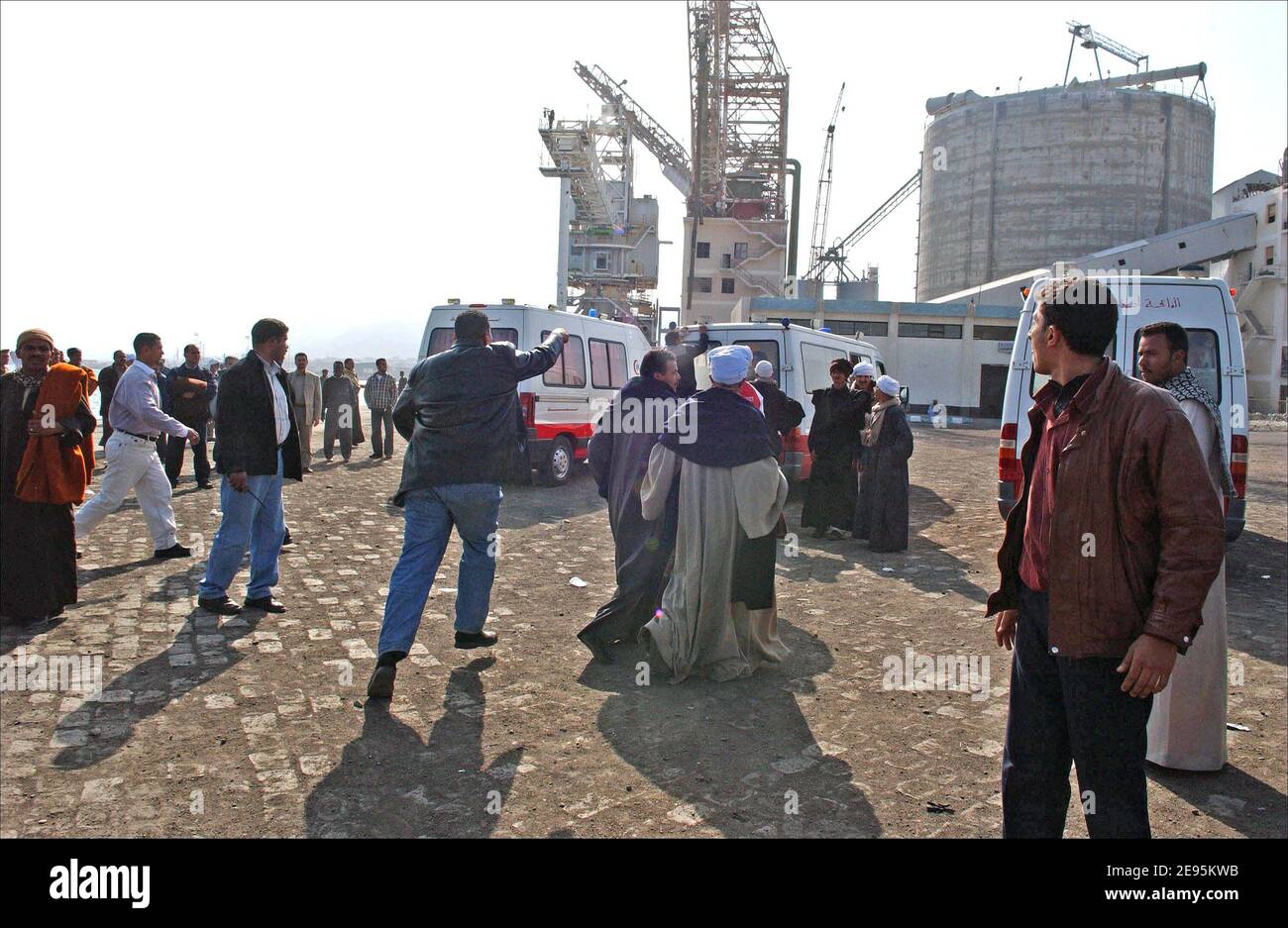 Un traghetto egiziano ' il al-Salam Boccaccio '98 ' che trasporta circa 1,400 persone è affondato nel Mar Rosso. I sopravvissuti del traghetto egiziano hanno descritto il loro Calvario quando arrivano a Safaga, Egitto, il 4 febbraio 2006. Alcune delle 300 persone salvate hanno detto di aver trascorso più di 20 ore galleggiando in gommoni o aggrappandosi agli anelli di vita prima di essere tirate fuori. Più di 900 persone sono ancora disperse dopo la discesa di al-Salam Boccaccio '98. Foto di Axelle de russe/ABACAPRESS.COM. Foto Stock