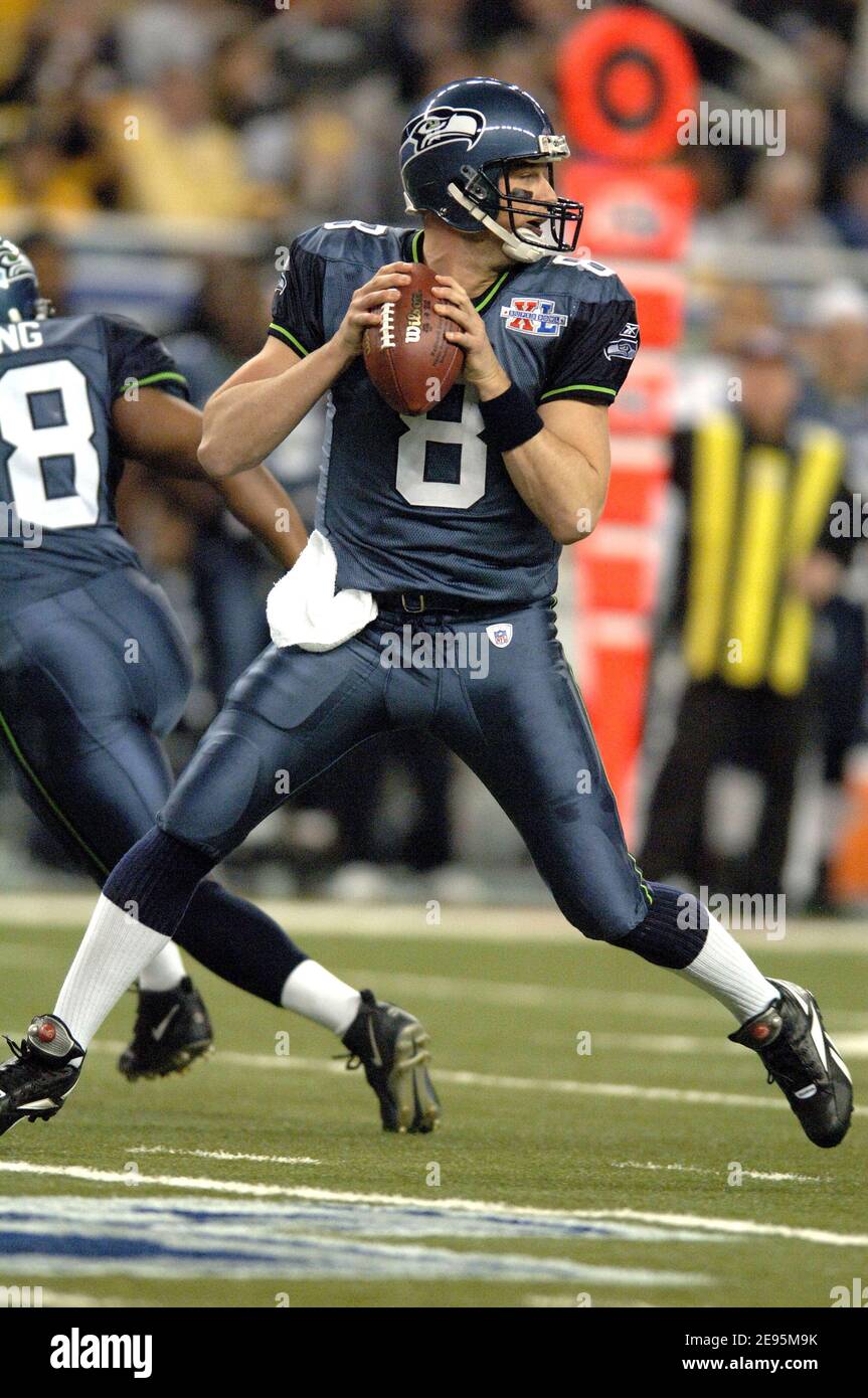 Seattle Seahawks quarterback Matt Hasselbeck torna a passare contro i Pittsburgh Steelers nel primo trimestre di Super Bowl XL Domenica 5 febbraio 2006, a Detroit, Michigan. Foto di Lionel Hahn/Cameleon/ABACAPRESS.COM Foto Stock