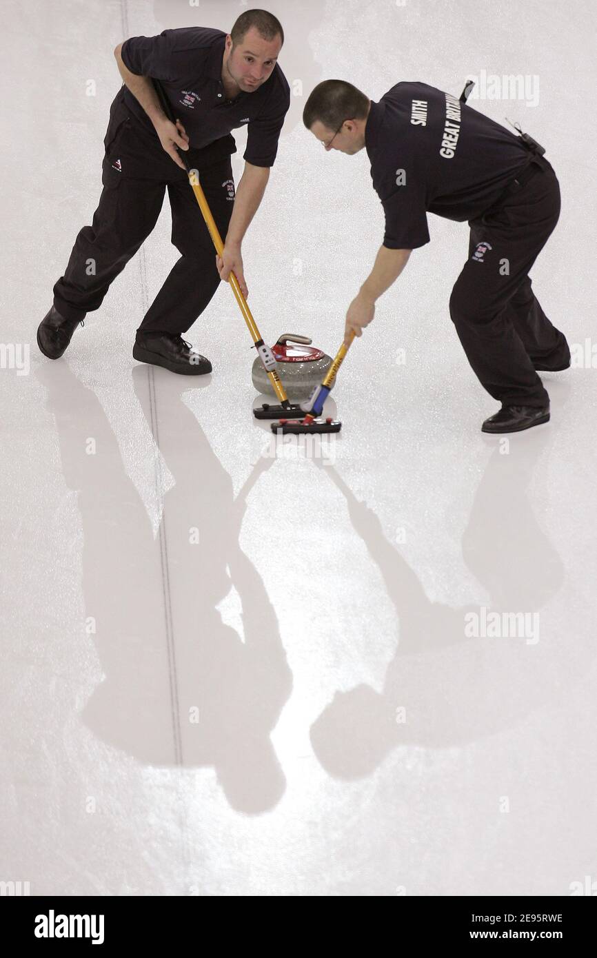 La Gran Bretagna Euan Byers (L) e Warwick Smith durante un primo round di curling USA vs UK ai Giochi Olimpici invernali di Torino 2006 a Pinerolo, Italia, il 19 febbraio 2006. Gli Stati Uniti hanno vinto 9-8. I XX Giochi Olimpici invernali si terranno dal 10 febbraio al 26 febbraio 2006. Foto di Gouhier-Nebinger-Orban/Cameleon/ABACAPRESS.COM Foto Stock