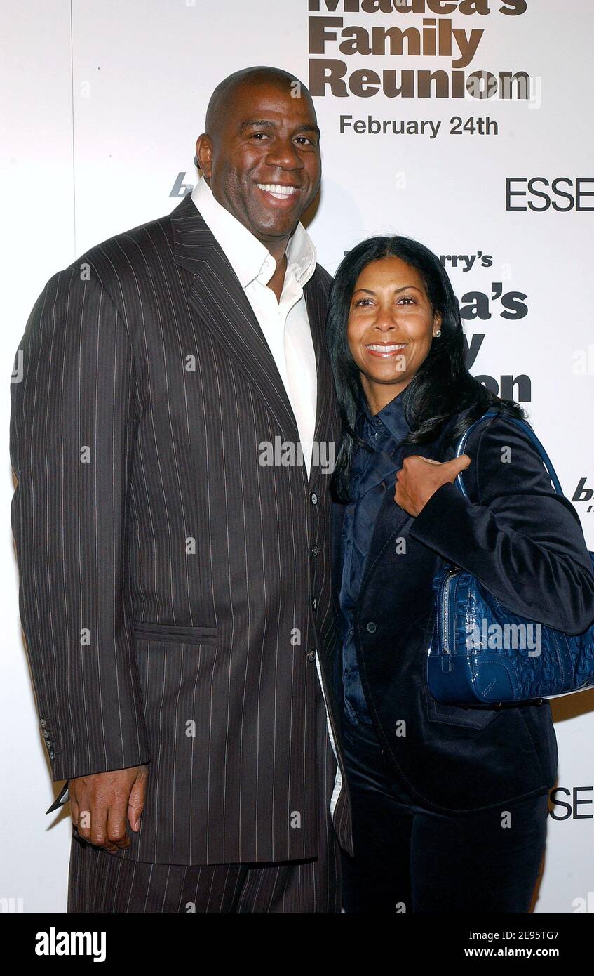 Earvin 'Magic' Johnson e sua moglie partecipano alla prima 'madea's Family Reunion' tenuta presso l'Arclight Cinemas di Hollywood, CA, USA il 21 febbraio 2006. Foto di Lionel Hahn/ABACAPRESS.COM Foto Stock