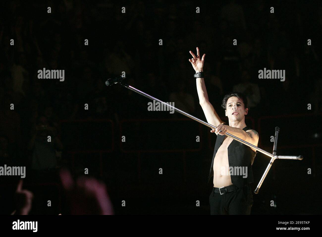 Dave Gahan, cantante principale della modalità Depeche durante una performance dal vivo tenuta al P.O.P.B. di Parigi, in Francia, il 21 febbraio 2006. Foto di Laurent Zabulon/ABACAPRESS.COM Foto Stock