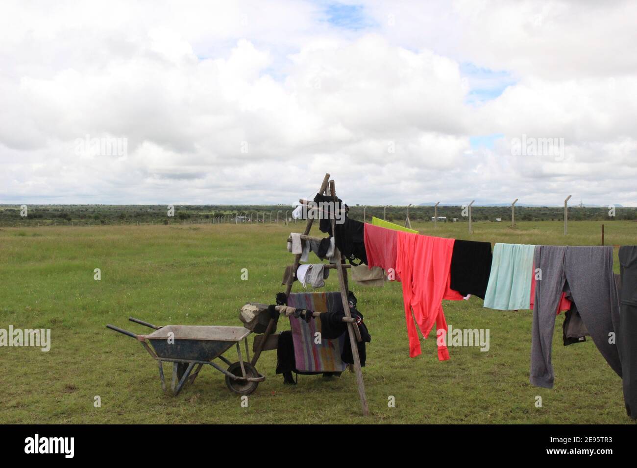 Lavanderia su una linea di panni Foto Stock