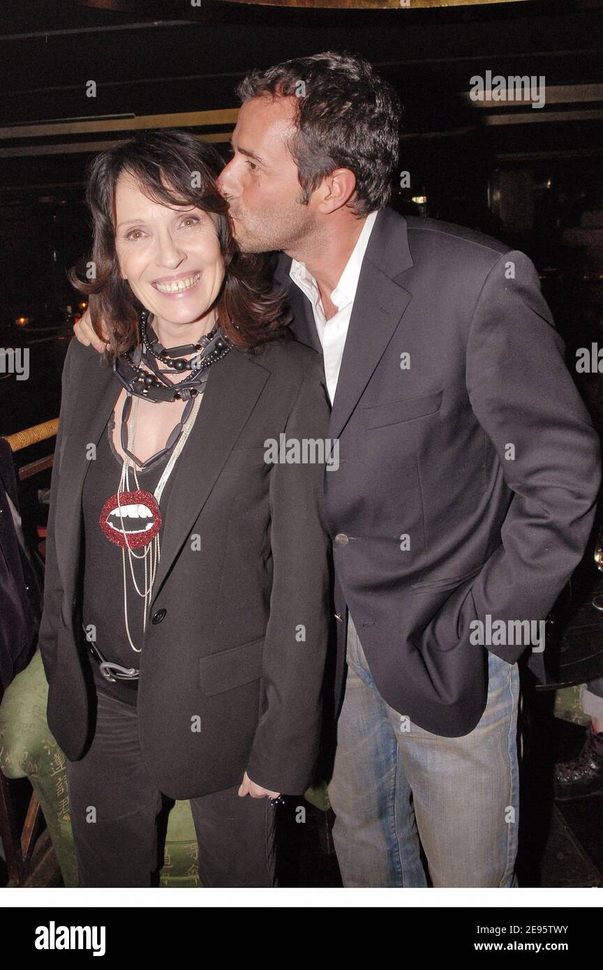 L'attrice e regista francese Chantal Luby e il giornalista francese Bernard Montiel partecipano alla prima del brano 'Regarde moi' organizzato da Chantal Luby al Teatro le Mery di Parigi il 22 febbraio 2006. Foto di Bruno Klein/ABACAPRESS.COM Foto Stock