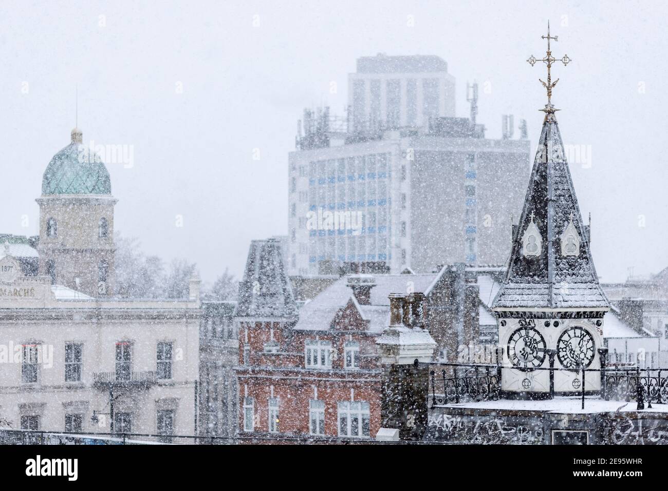 Vista del paesaggio urbano durante la neve pesante, Brixton, Londra, 24 gennaio 2021 Foto Stock