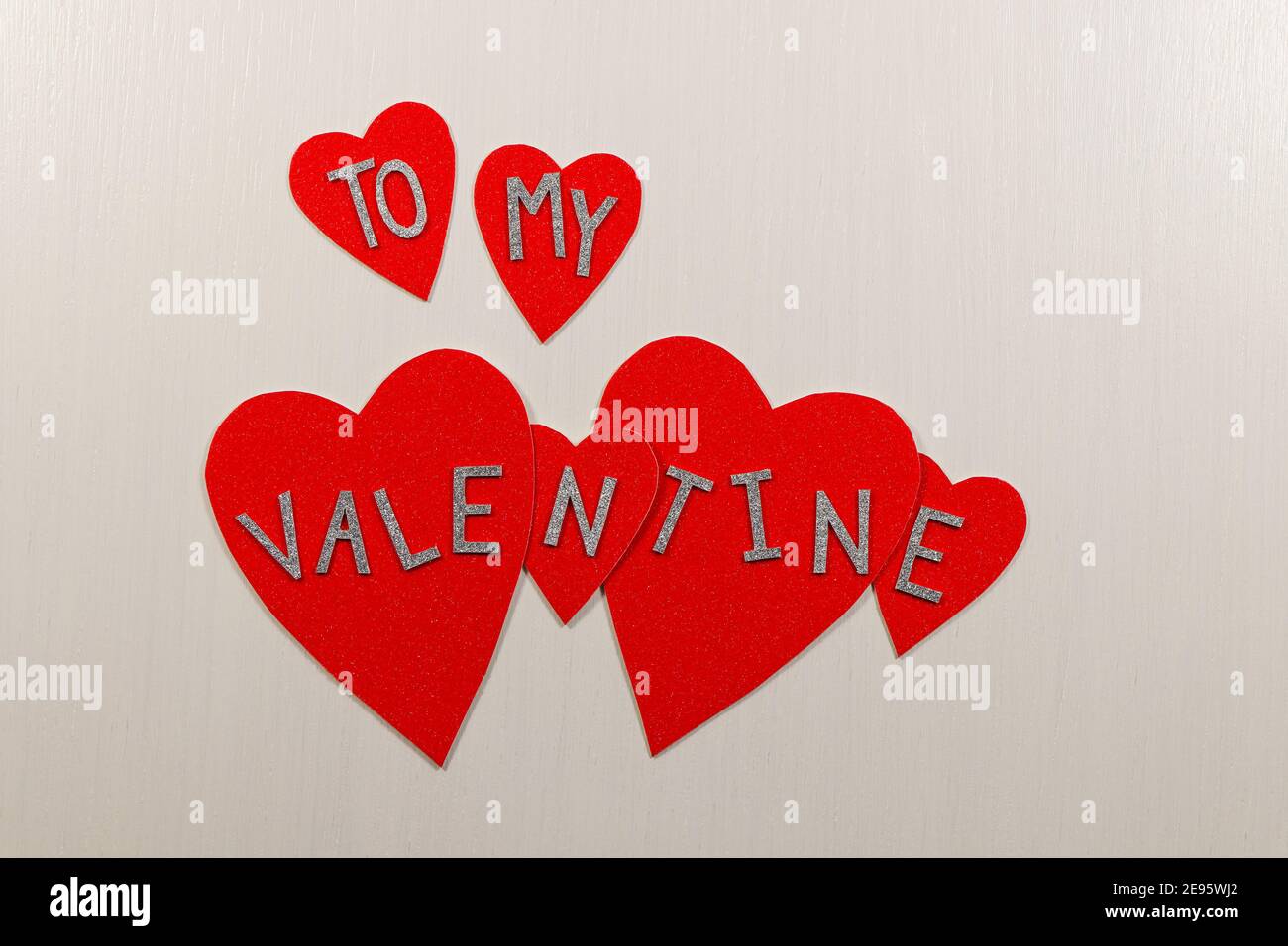 A My Valentine Red Hearts su Textured White Design Foto Stock