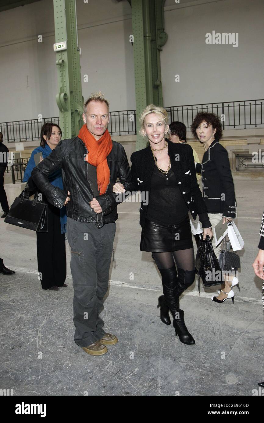 La cantante britannica Sting e sua moglie Trudie Styler partecipano alla sfilata di moda "Ready-to-wear" di Chanel, autunno-inverno 2006-2007, progettata dal creatore tedesco Karl Lagerfeld a Parigi, Francia, il 2 marzo 2006. Foto di Orban-Taamallah-Zabulon/ABACAPRESS.COM Foto Stock