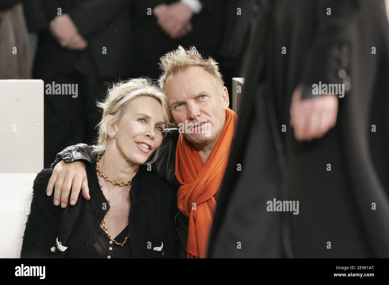 La cantante britannica Sting e sua moglie Trudie Styler partecipano alla sfilata di moda "Ready-to-wear" di Chanel, autunno-inverno 2006-2007, progettata dal creatore tedesco Karl Lagerfeld a Parigi, Francia, il 2 marzo 2006. Foto di Orban-Taamallah-Zabulon/ABACAPRESS.COM Foto Stock