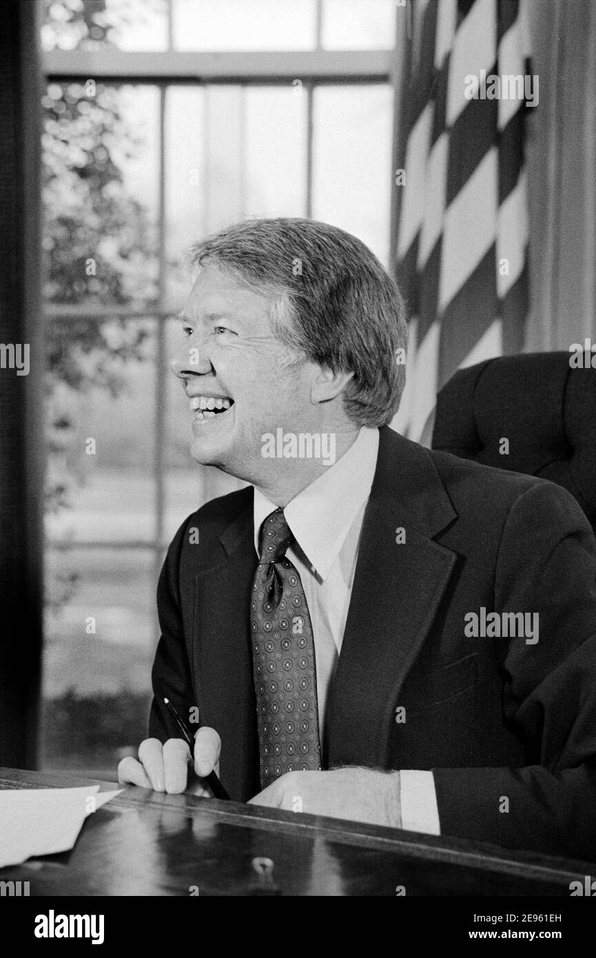 Il presidente degli Stati Uniti Jimmy carter lavora al discorso di T.V. in Oval Office, Casa Bianca, Washington, D.C., USA, Marion S. Trikosko, 2 febbraio 1977 Foto Stock