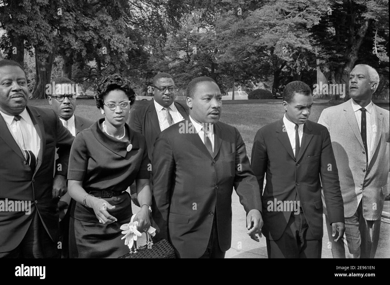 Ralph Abernathy (a sinistra), Martin Luther King, Jr. (Al centro), John Lewis (2° a destra) con un gruppo di persone che lasciano la Casa Bianca dopo aver incontrato il presidente degli Stati Uniti Lyndon Johnson, Washington, D.C., USA, Marion S. Trikosko, 5 agosto 1965 Foto Stock