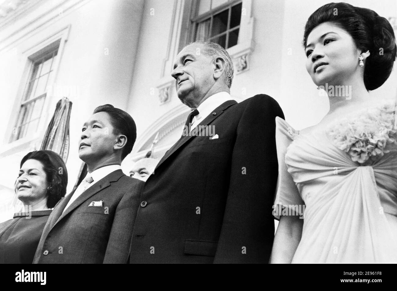 U.S. First Lady Claudia 'Lady Bird' Johnson, Presidente delle Filippine Ferdinand Marcos, Presidente degli Stati Uniti Lyndon Johnson, Imelda Marcos, Ritratto a mezza lunghezza alla Casa Bianca, Washington, D.C., USA, Marion S. Trikosko, 14 settembre 1966 Foto Stock