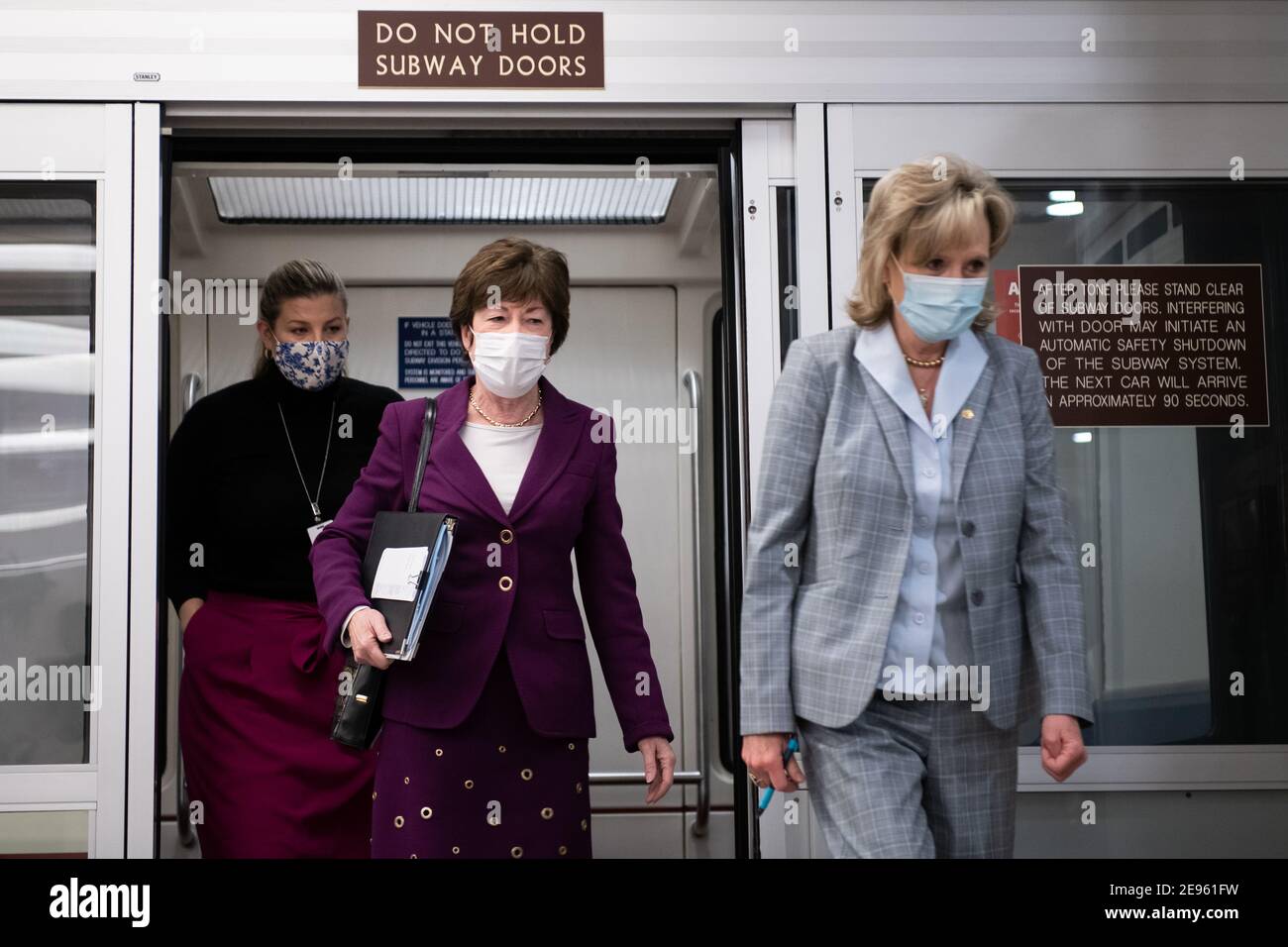 Washington, Stati Uniti. 02 febbraio 2021. Il senatore Susan Collins (R-ME) e il senatore Cindy Hyde-Smith (R-MS) al Campidoglio degli Stati Uniti, a Washington, DC, martedì 2 febbraio 2021. Ieri sera, un gruppo di senatori repubblicani ha incontrato il presidente Biden alla Casa Bianca, mentre i leader del Congresso avanzano con le trattative per ulteriori misure di aiuto al coronavirus. (Graeme Sloan/Sipa USA) Credit: Sipa USA/Alamy Live News Foto Stock