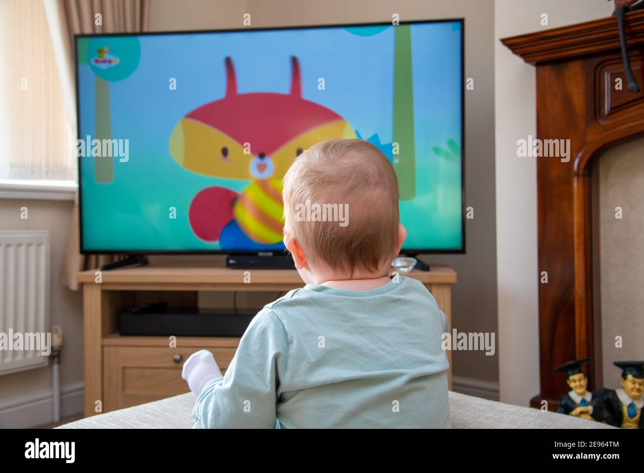 Bambino di 8 mesi che guarda la TV Foto Stock