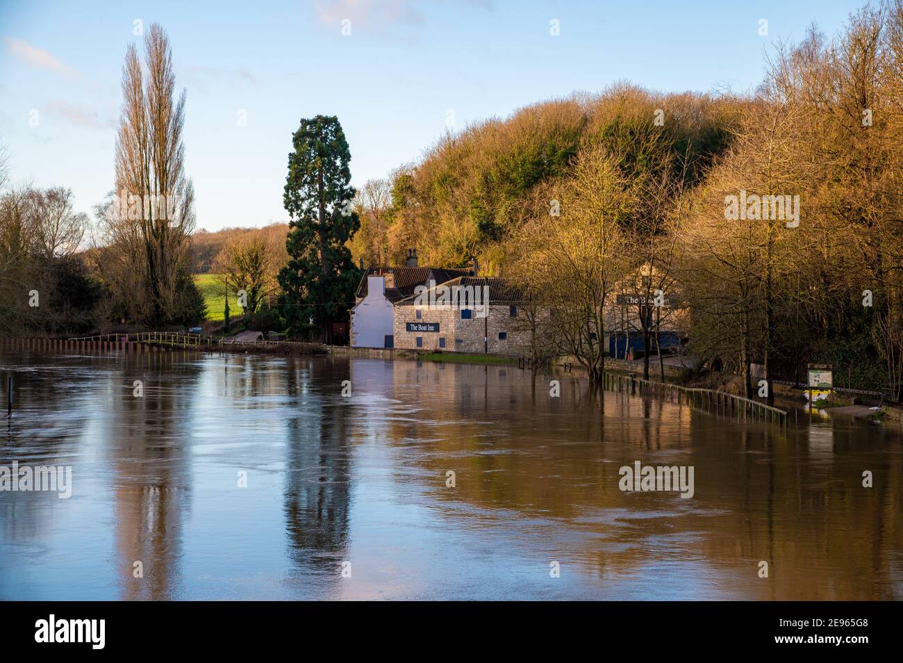 Il fiume Don e South Yorks navigational Canal in alluvione a Sprotbrough, South Yorks, Regno Unito Foto Stock