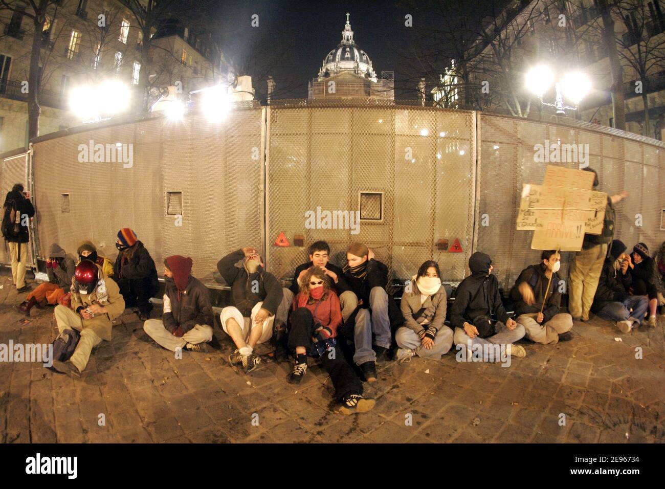 I manifestanti si riuniscono di fronte a scudi di rivolta su una piazza che si affaccia sull'Università della Sorbona, a seguito di una protesta degli studenti contro il primo contratto di lavoro a Parigi, Francia Sabato 18 marzo 2006. Decine di migliaia di studenti e lavoratori hanno marciato sabato a Parigi e in altre città francesi in quella che sembrava essere la più grande manifestazione di rabbia di un piano di lavoro che ha portato alla violenza nelle strade e minaccia di indebolire il governo. Foto di Mousse/ABACAPRESS.COM Foto Stock