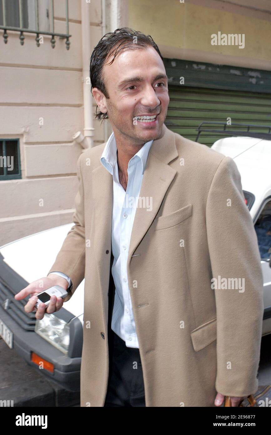 L'ex giocatore olimpico di Marsiglia (OM) Christophe Dugarry, lascia la corte di Marsiglia, Francia meridionale, il 22 marzo 2006, dopo essere stato ostacolato dal giudice Vincent Turbeaux. Christophe Dugarry è stato visto parlare con Licio D'Onofrio, l'avvocato del suo ex agente. Foto di Gerald Holubowicz/ABACAPRESS.COM Foto Stock