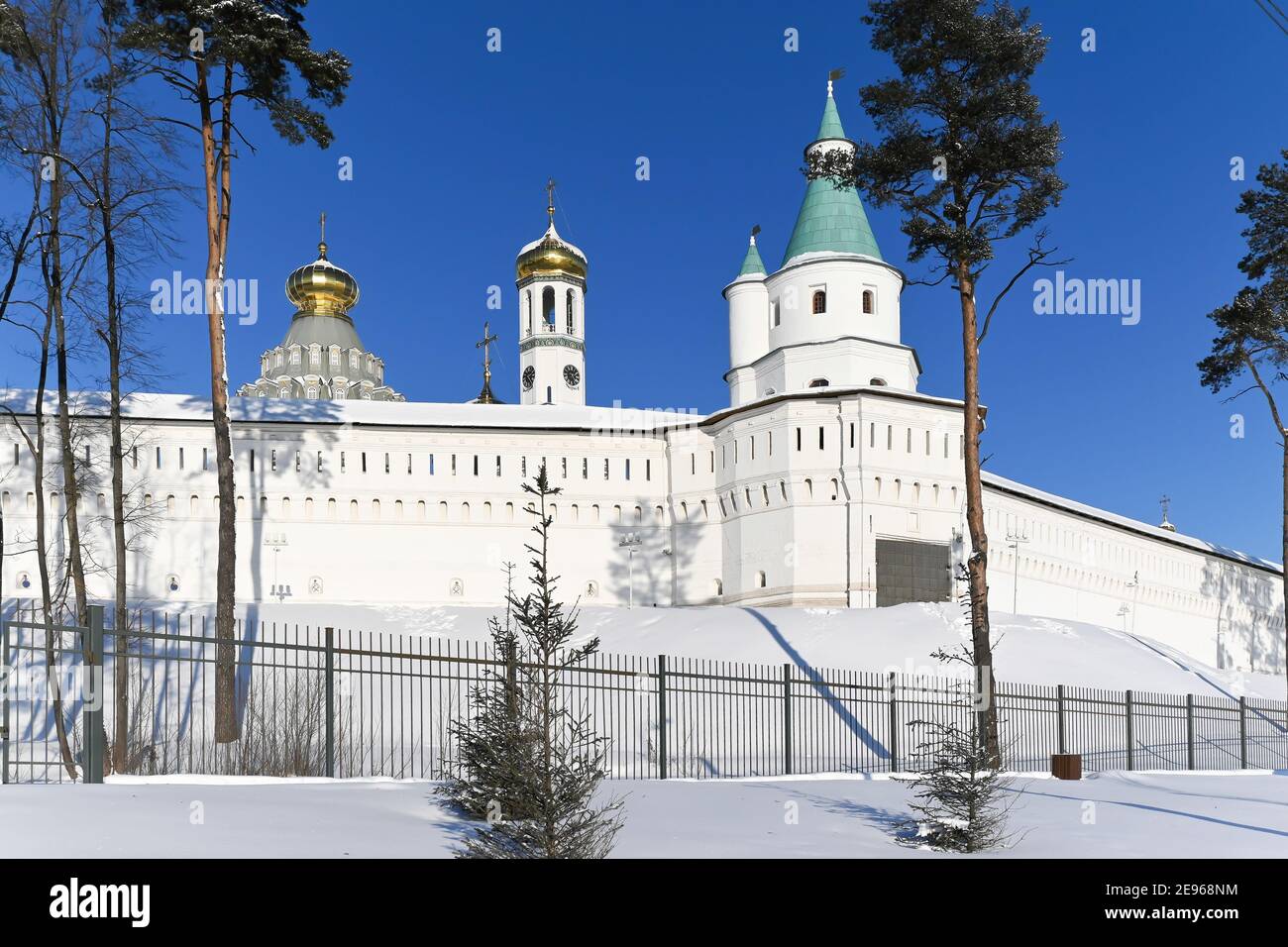 Nuovo monastero di Gerusalemme. Giorno di sole gelido nel mese di gennaio. Monastero ortodosso russo nella città di Istra vicino Mosca. Foto Stock