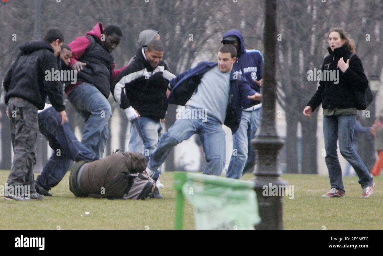 Violente rivolte tra i giovani e le forze di polizia avvengono a parte anti-CPE studenti dimostrazione nei pressi di Piazza Invalides a Parigi, Francia il 23 marzo 2006. Foto di Taamallah-Mousse/ABACAPRESS.COM Foto Stock