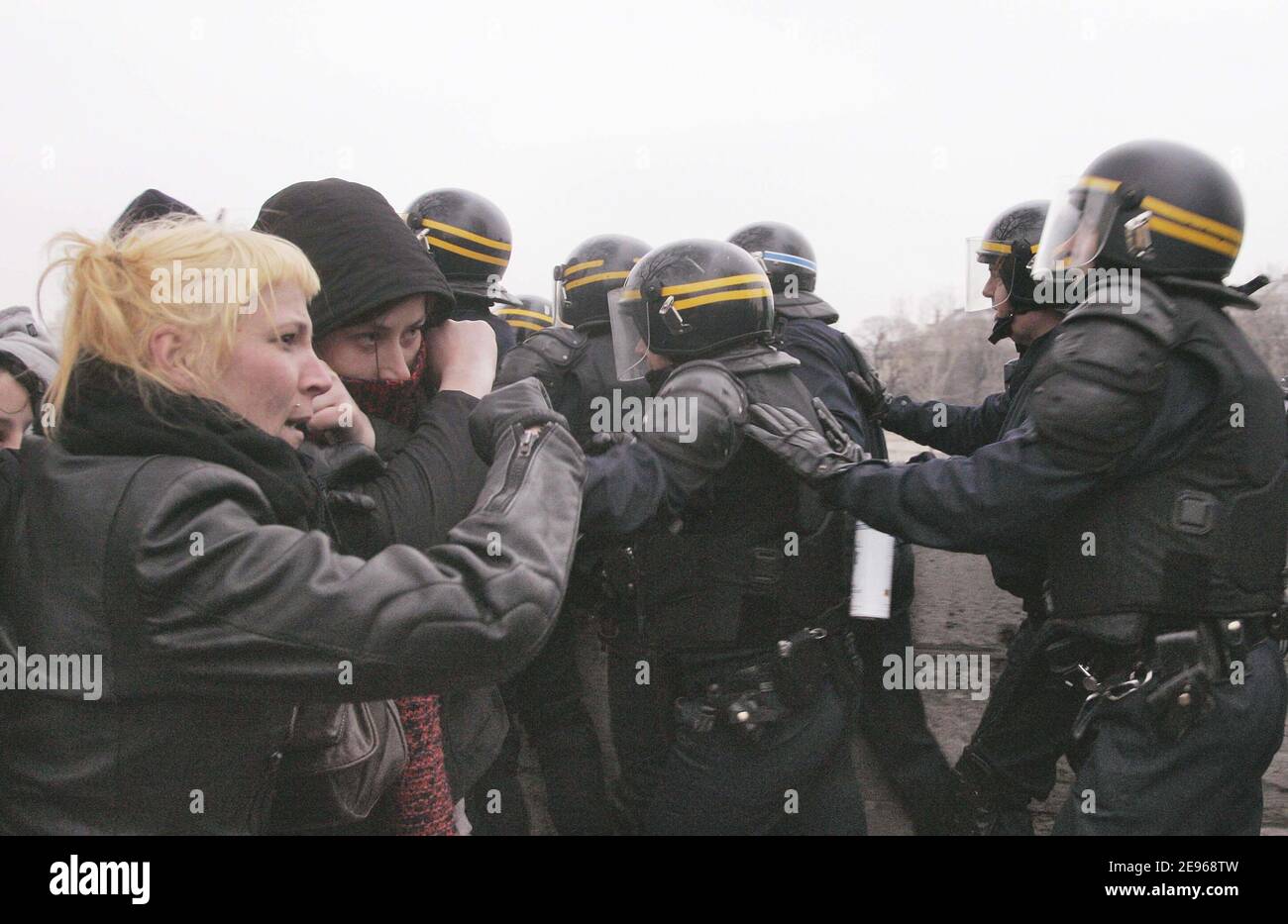 Violente rivolte tra i giovani e le forze di polizia avvengono a parte anti-CPE studenti dimostrazione nei pressi di Piazza Invalides a Parigi, Francia il 23 marzo 2006. Foto di Taamallah-Mousse/ABACAPRESS.COM Foto Stock