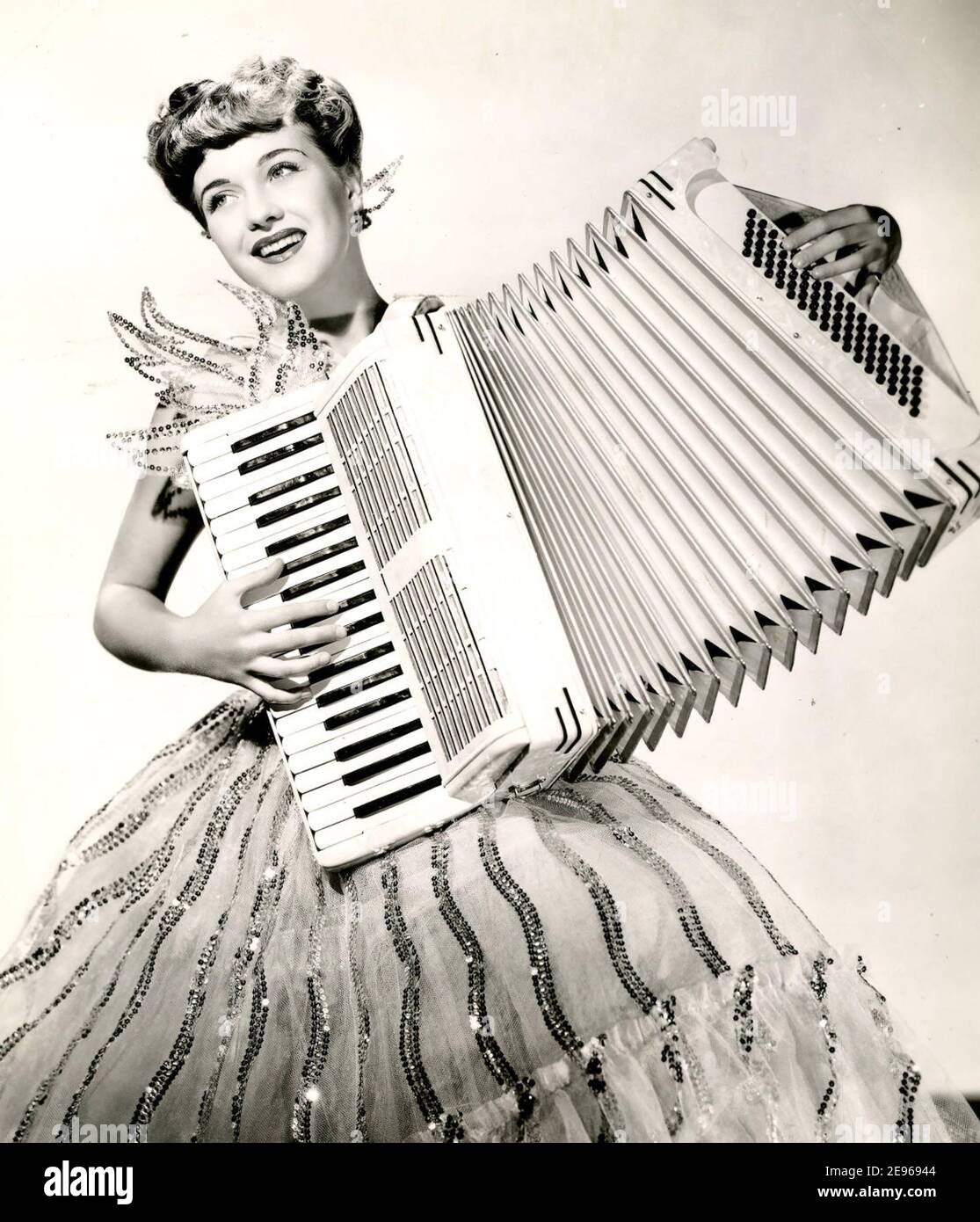 MIMI CHANDLER (1926-2016) attrice e cantante statunitense nel 1944 e gli Angeli Sing con una fisarmonica a piano Foto Stock