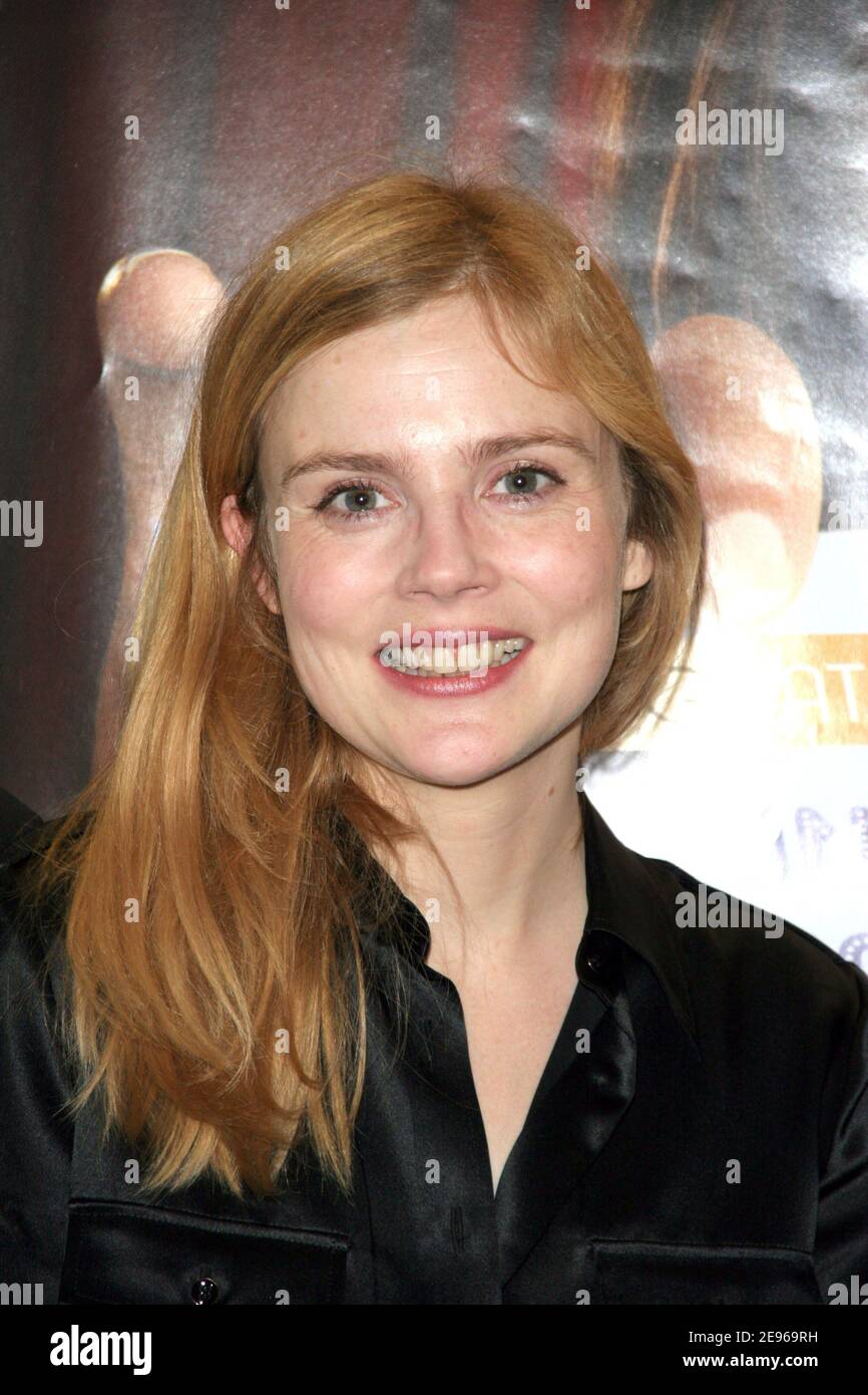 L'attrice francese Isabelle Carre partecipa alla prima di '4 Etoiles' presso 'la Cité des Siences et de l'Industrie' a beneficio di 'la Ligue Contre le Cancer' a Parigi, in Francia, il 25 marzo 2006. Foto di Denis Guignebourg/ABACAPRESS.COM Foto Stock