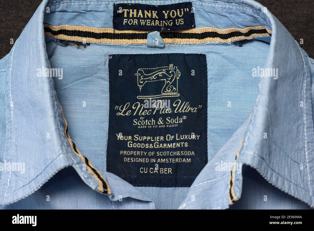 Le Nec Plus Ultra di Scotch Soda Menswear vintage etichetta di abbigliamento con slogan e motto su camicia blu Foto stock Alamy
