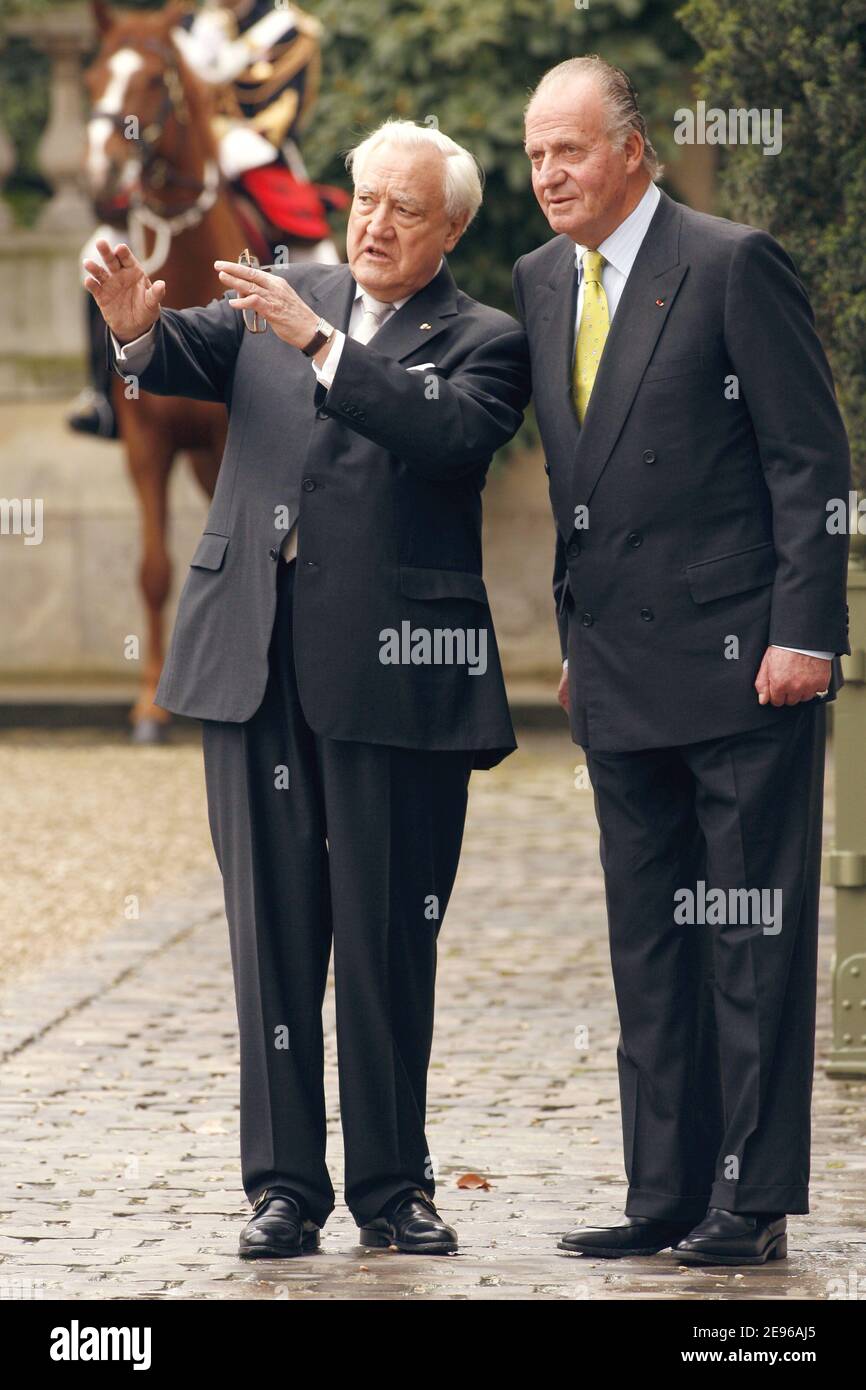 Il presidente del Senato francese Christian Poncelet riceve il re Juan Carlos di Spagna a Parigi il 28 marzo 2006. Il Re è in visita di Stato di tre giorni in Francia. Foto di Nebinger-Orban/ABACAPRESS.COM Foto Stock