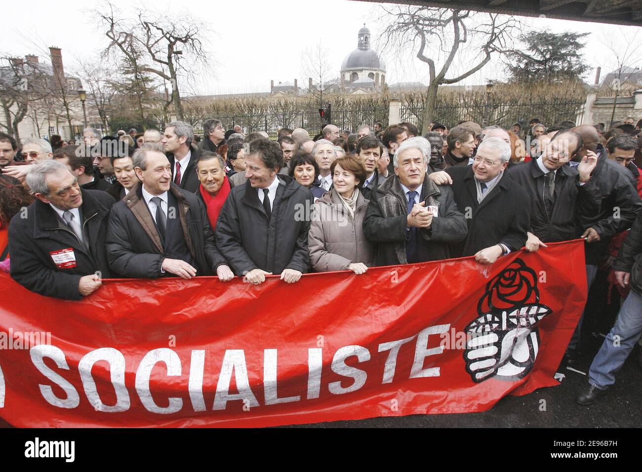 (l a r) i leader del Partito Socialista Francese Henri Emmanuelli Paris Mayor Bertrand Delanoe, Jack Lang, Catherine Tasca, Dominique Strauss-Kahn e Jean-Paul Huchon alla protesta contro il controverso primo contratto di lavoro (CPE) del governo, un contratto di lavoro permanente per i minori di 26 anni a Parigi il 28 marzo 2006. Foto di Mousse-Taamallah/ABACAPRESS.COM Foto Stock