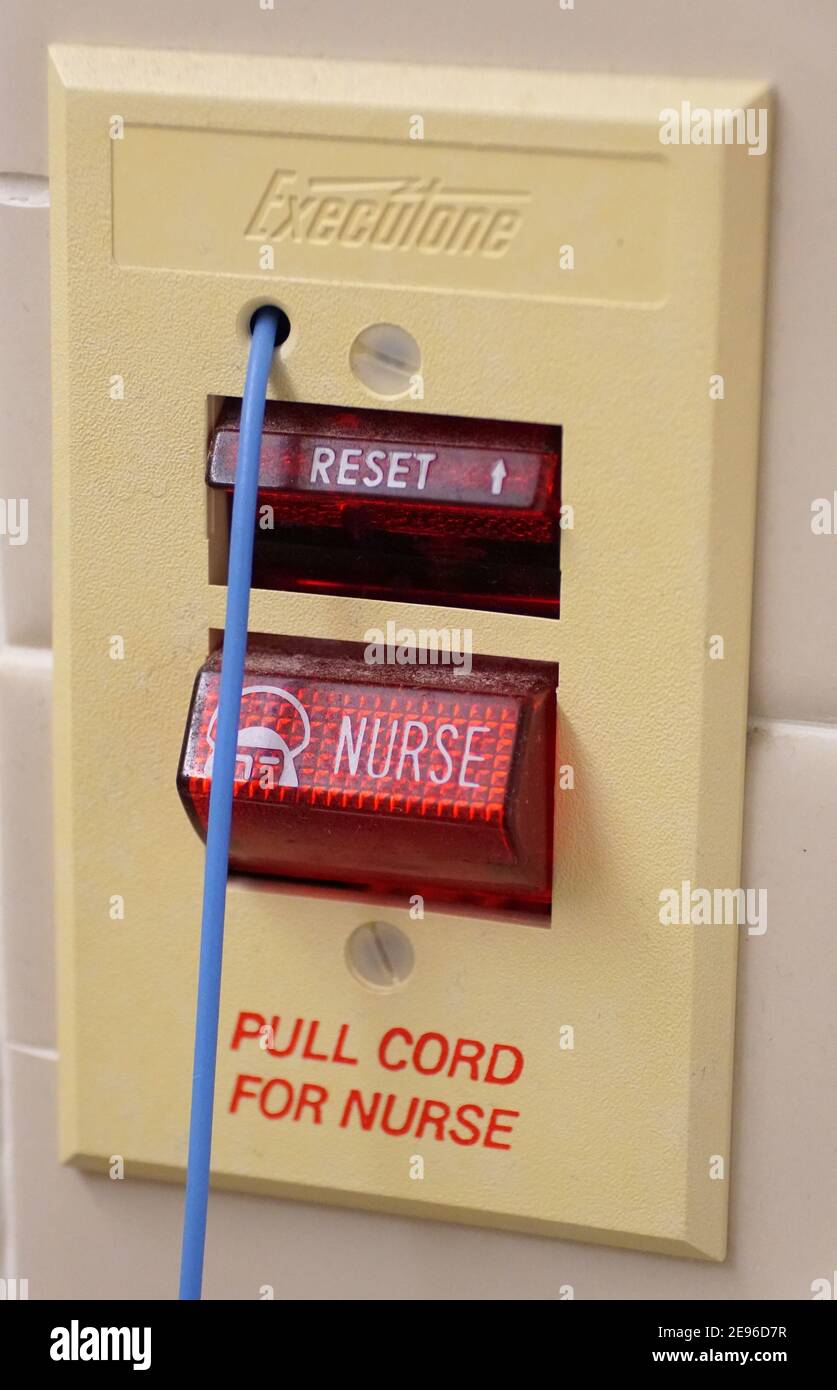 Filadelfia, Pennsylvania, U.S.A - 2 febbraio 2021 - interruttore di emergenza all'interno del bagno di un paziente in un ospedale per fare una chiamata immediata per aiuto fra Foto Stock