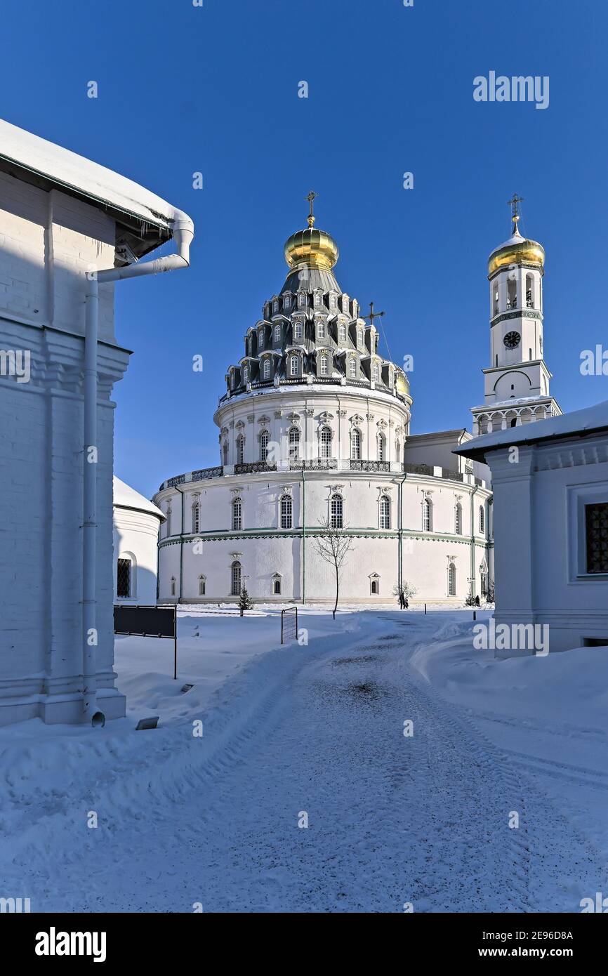 Nuovo monastero di Gerusalemme. Giorno di sole gelido nel mese di gennaio. Monastero ortodosso russo nella città di Istra vicino Mosca. Foto Stock