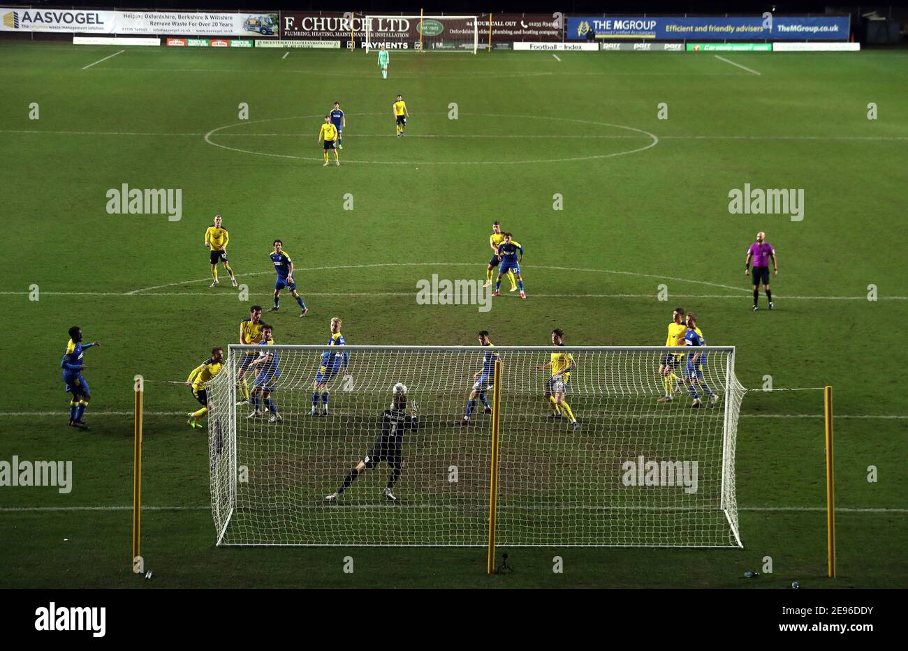 Sam Walker, portiere di AFC Wimbledon, risparmia sull'Elliott Moore di Oxford United durante la partita finale del quartiere del Trofeo di Papa John al Kassam Stadium di Oxford. Data immagine: Martedì 2 febbraio 2021. Foto Stock