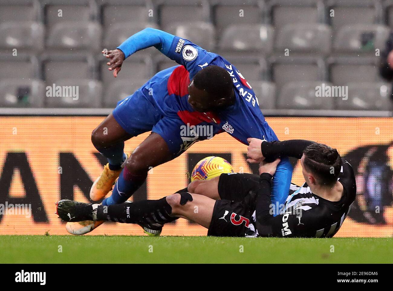 Fabian Schar di Newcastle United tiene in mano Christian Benteke di Crystal Palace durante la partita della Premier League al St. James's Park di Newcastle. Data immagine: Martedì 2 febbraio 2021. Foto Stock