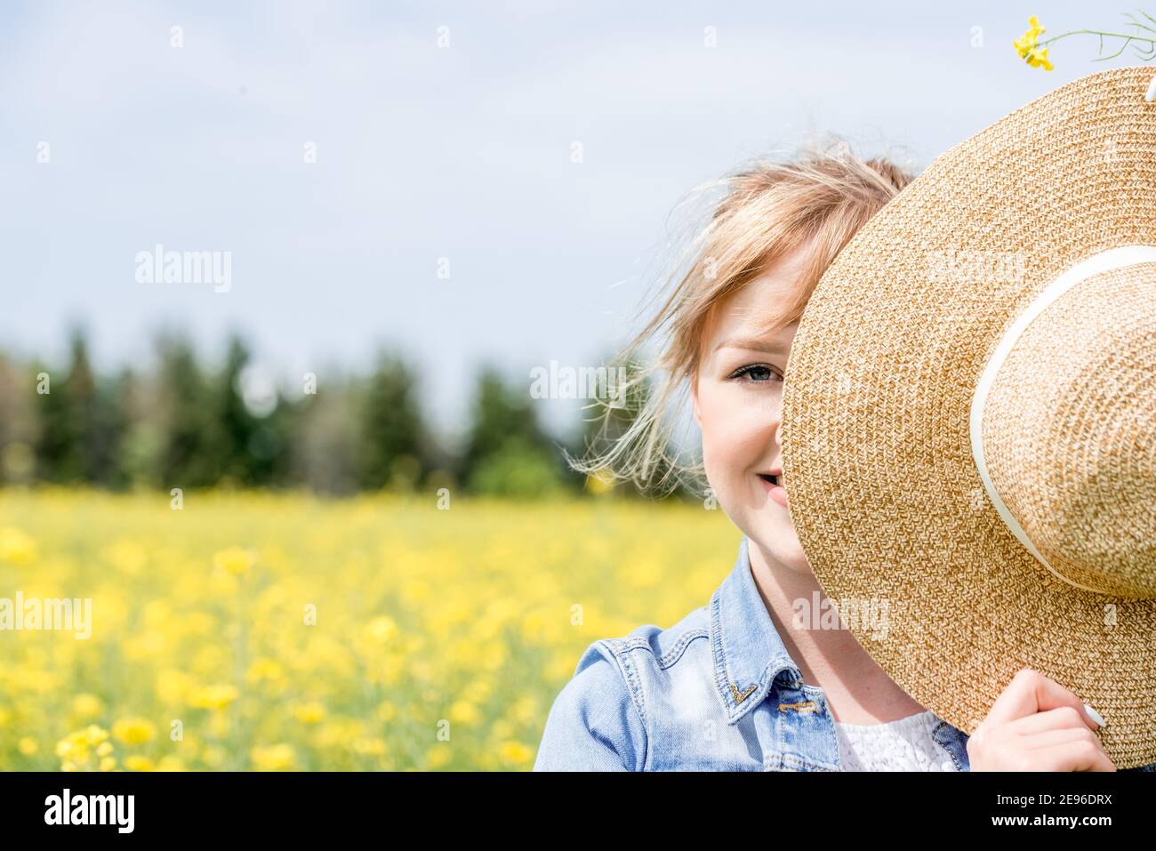 Coltivatore che dà fertilizzante granulato a piante giovani. Lancetta concimano le barbabietole biologiche Garden.Young e le verdure carote.Fresh Foto Stock