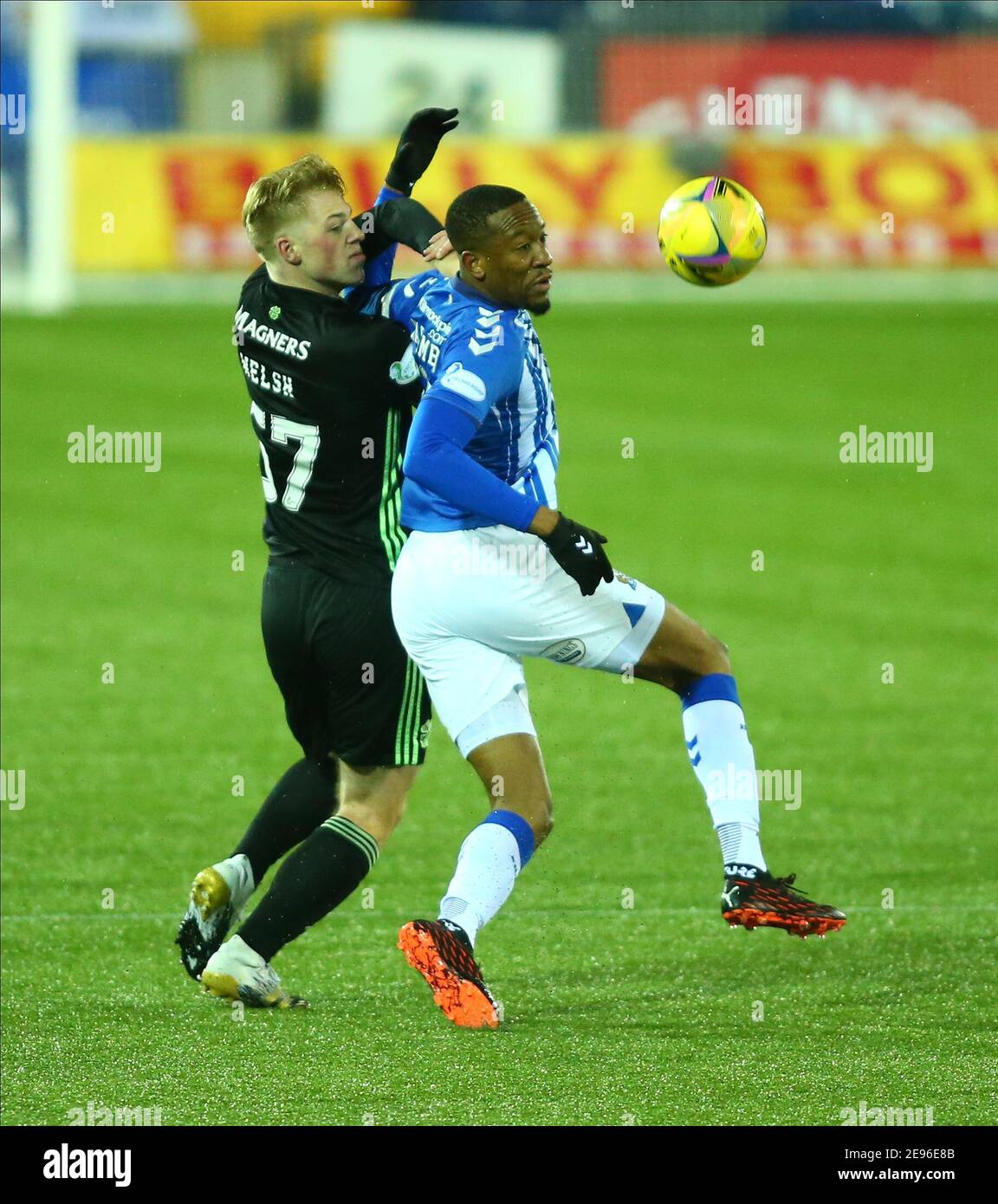 2 febbraio 2021; Rugby Park, Kilmarnock, East Ayrshire, Scozia; Scottish Premiership Football, Kilmarnock contro Celtic; Stephen Welsh di Celtic e Nicke Kabamba sfida per la palla Foto Stock