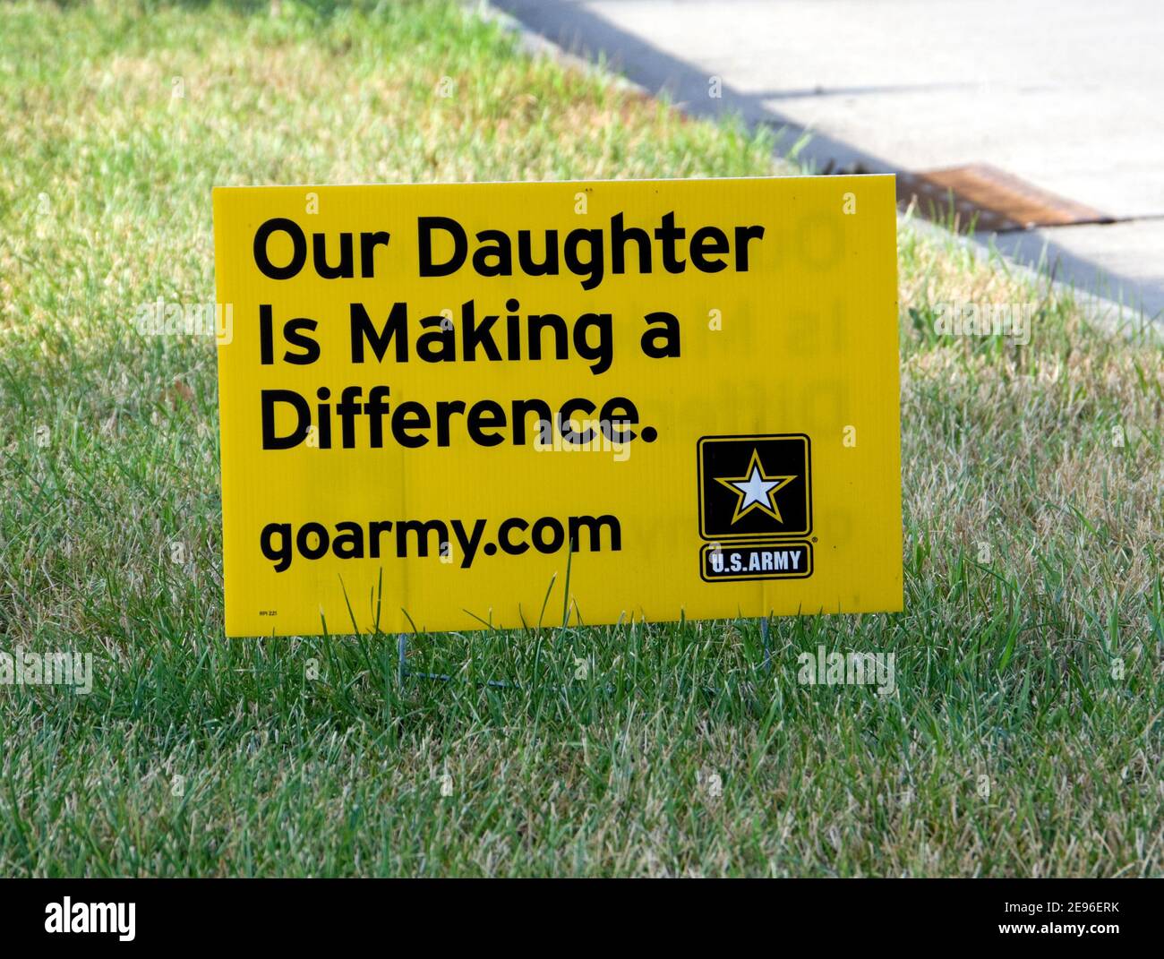 Il segno del cantiere 'nostra figlia sta facendo la differenza' che promuove il reclutamento per l'esercito degli Stati Uniti. Foto Stock