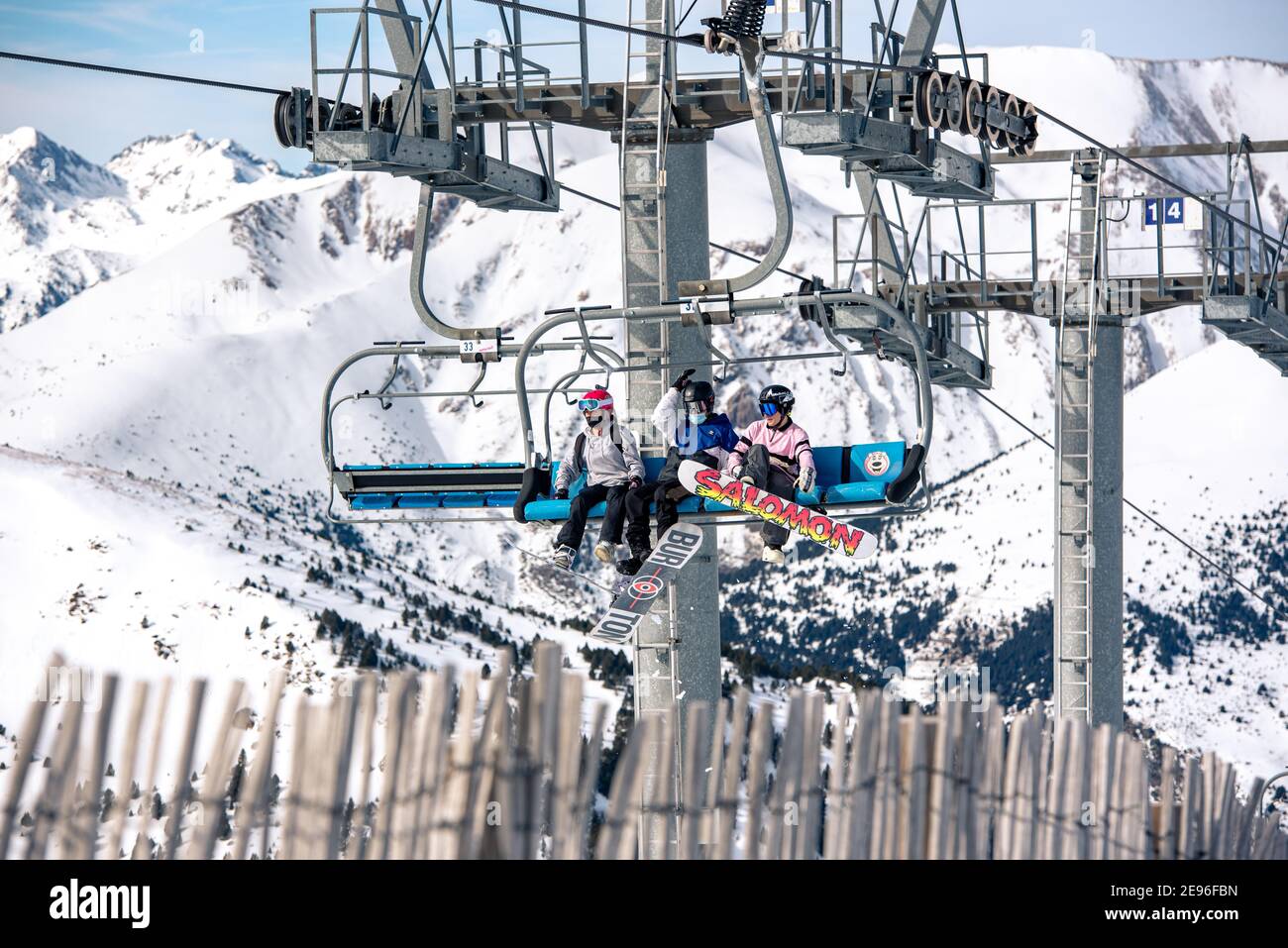 El Tarter, Andorra : 2021 Febbraio 2 : giovani in seggiovia che saliscono alla stazione sciistica di Grandvalira ad Andorra nel 2021 Foto Stock