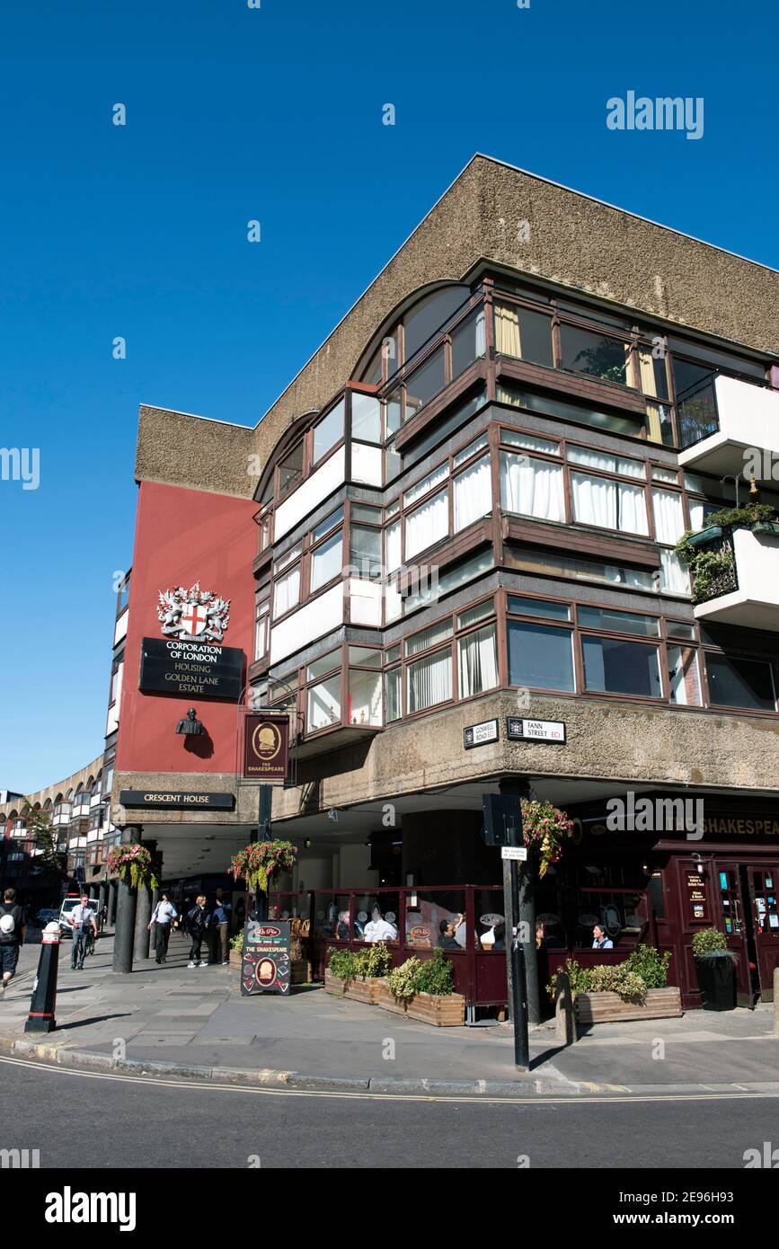 La casa pubblica Shakespeare o pub con appartamenti sopra, Golden Lane Estate, angolo di Goswell Road e Fann Street EC1 City di Londra Foto Stock