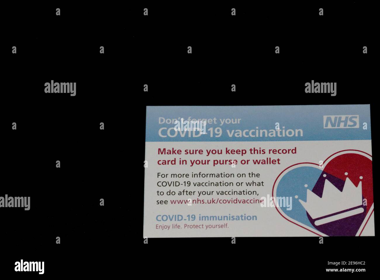 La parte anteriore di un NHS covid-19 scheda di registrazione della vaccinazione dato Fuori dopo aver ricevuto il jab Pfizer-BioNTech Foto Stock