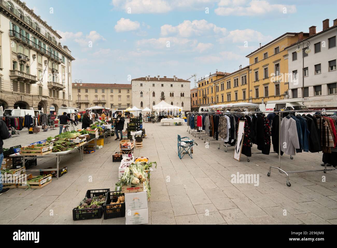 Udine, Italia. 2 febbraio 2021 il mercato all'aperto in piazza 20 si trova nel centro storico di Udine Foto Stock