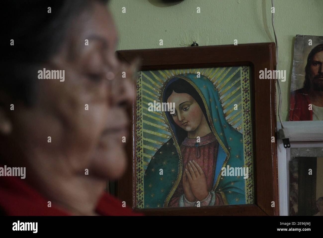 Città del Messico, Città del Messico, Messico. 2 Feb 2021. Alfoncina Cruz Ramirez, 75, pregando per Covid Infected e le persone che hanno perso la battaglia contro Coronavirus, durante la celebrazione del giorno Candlemas in confinamento, a causa del rosso allarme da aumento casi Covid. Come tradizione messicana che viene celebrata ogni 02 febbraio, i cattolici vanno in chiese con figure del Dio Bambino per celebrare il giorno della candela, che termina il periodo di Natale il 2 febbraio 2021 a Città del Messico, Messico Credit: Ricardo Castelan Cruz/eyepix/ZUMA Wire/Alamy Live News Foto Stock