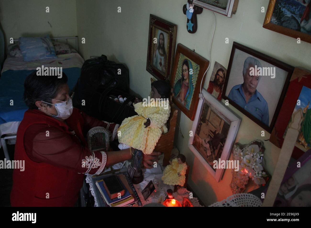 Città del Messico, Città del Messico, Messico. 2 Feb 2021. Alfoncina Cruz Ramirez, 75, pregando per Covid Infected e le persone che hanno perso la battaglia contro Coronavirus, durante la celebrazione del giorno Candlemas in confinamento, a causa del rosso allarme da aumento casi Covid. Come tradizione messicana che viene celebrata ogni 02 febbraio, i cattolici vanno in chiese con figure del Dio Bambino per celebrare il giorno della candela, che termina il periodo di Natale il 2 febbraio 2021 a Città del Messico, Messico Credit: Ricardo Castelan Cruz/eyepix/ZUMA Wire/Alamy Live News Foto Stock