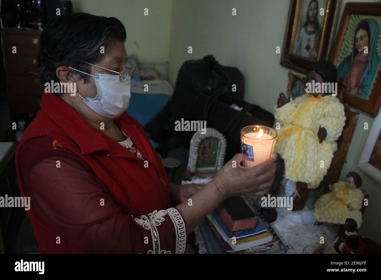 Città del Messico, Città del Messico, Messico. 2 Feb 2021. Alfoncina Cruz Ramirez, 75, pregando per Covid Infected e le persone che hanno perso la battaglia contro Coronavirus, durante la celebrazione del giorno Candlemas in confinamento, a causa del rosso allarme da aumento casi Covid. Come tradizione messicana che viene celebrata ogni 02 febbraio, i cattolici vanno in chiese con figure del Dio Bambino per celebrare il giorno della candela, che termina il periodo di Natale il 2 febbraio 2021 a Città del Messico, Messico Credit: Ricardo Castelan Cruz/eyepix/ZUMA Wire/Alamy Live News Foto Stock