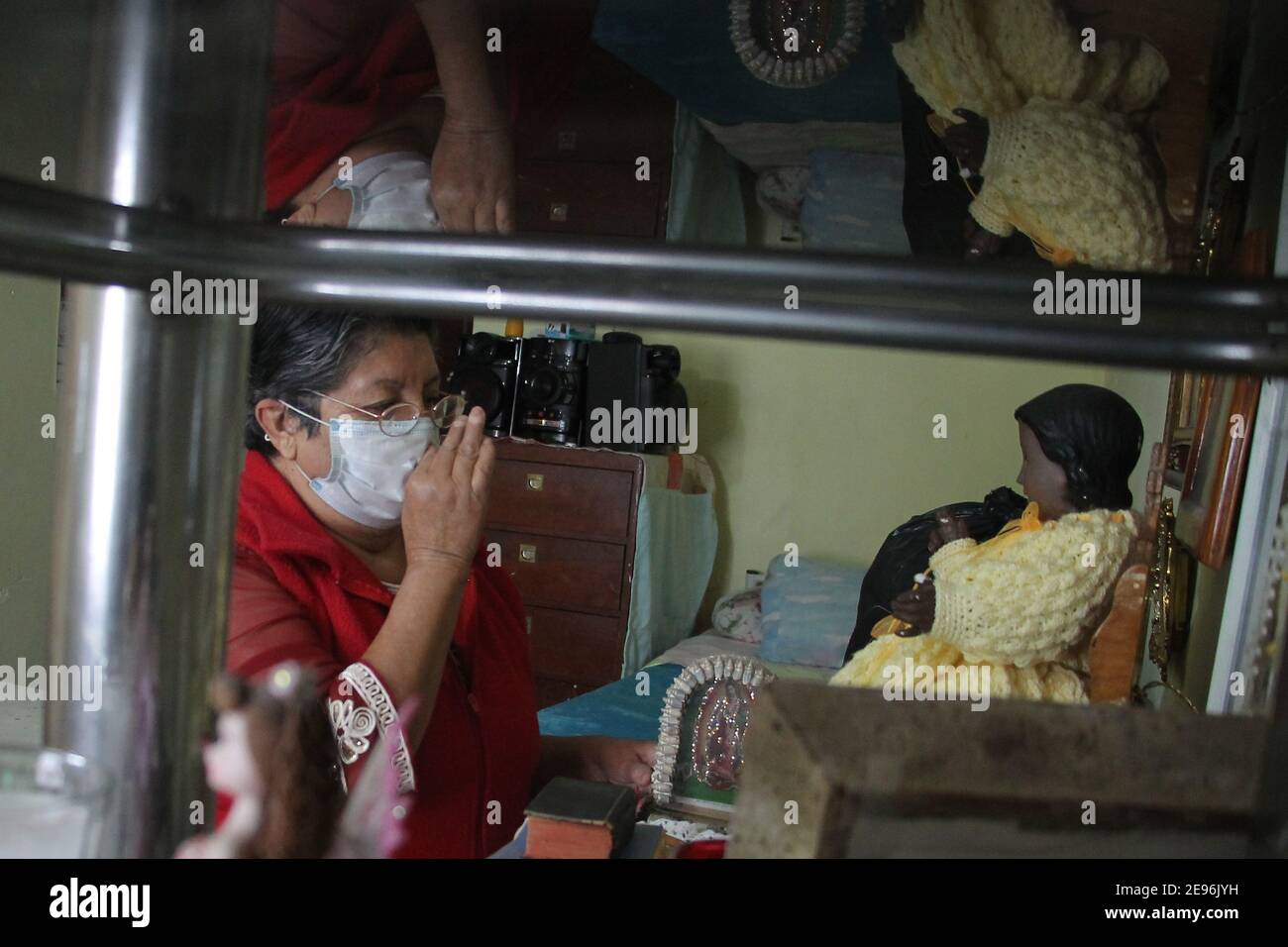 Città del Messico, Città del Messico, Messico. 2 Feb 2021. Alfoncina Cruz Ramirez, 75, pregando per Covid Infected e le persone che hanno perso la battaglia contro Coronavirus, durante la celebrazione del giorno Candlemas in confinamento, a causa del rosso allarme da aumento casi Covid. Come tradizione messicana che viene celebrata ogni 02 febbraio, i cattolici vanno in chiese con figure del Dio Bambino per celebrare il giorno della candela, che termina il periodo di Natale il 2 febbraio 2021 a Città del Messico, Messico Credit: Ricardo Castelan Cruz/eyepix/ZUMA Wire/Alamy Live News Foto Stock