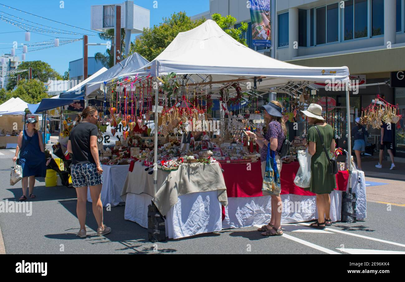 Caloundra, Qld, Australia - 1 novembre 2020: Il mercato della domenica Street Fair è popolare per i suoi venditori locali Foto Stock